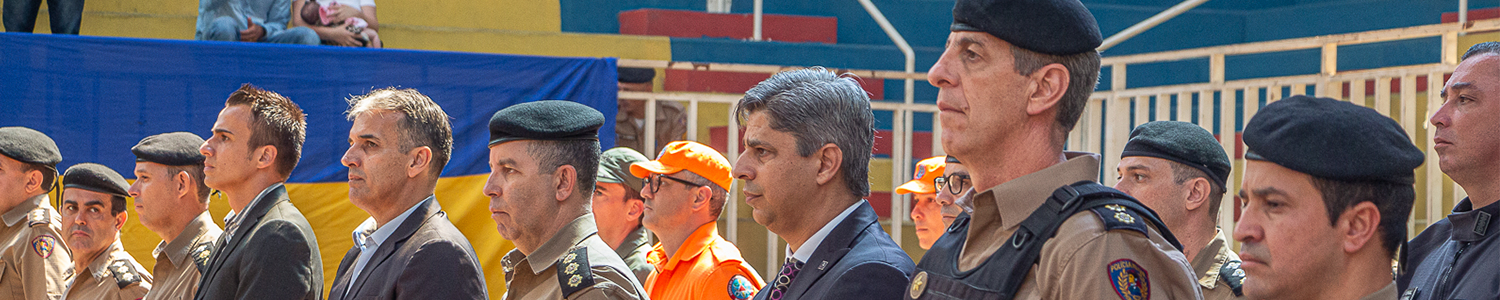 Pró-reitor adjunto do Campus discursa, como paraninfo, em formatura de sargentos da Polícia Militar